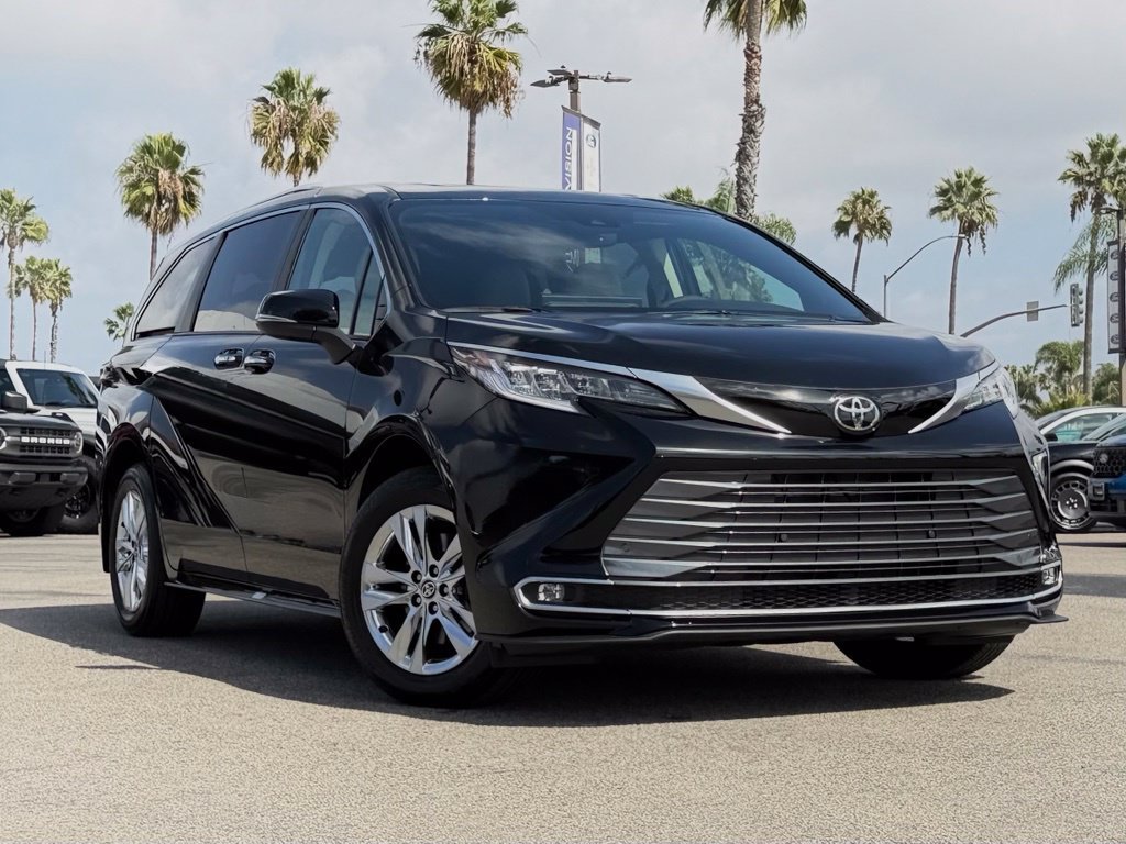 Used 2026 Toyota Sienna Limited FWD image 2