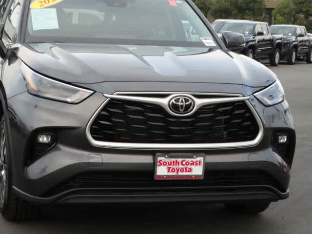Used 2023 Toyota Highlander XLE image 4