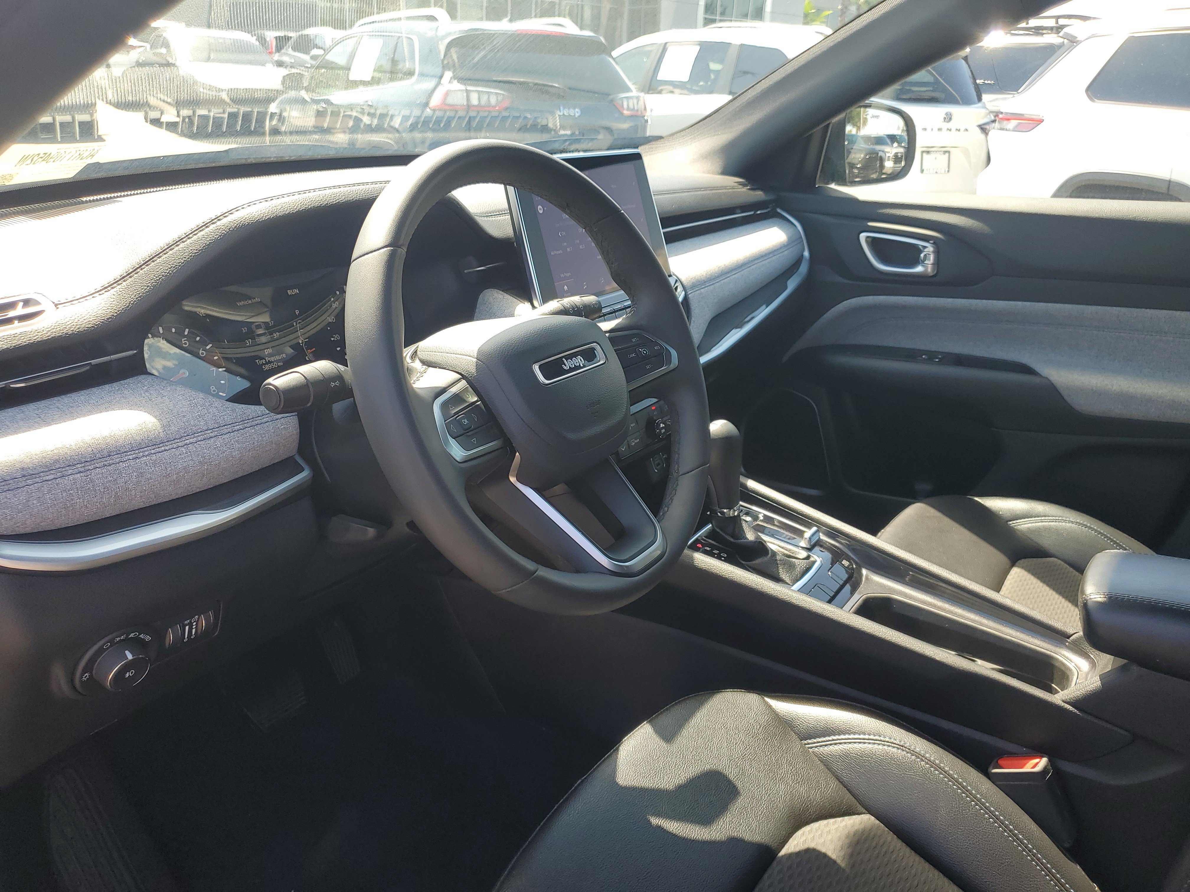 Used 2024 Jeep Compass Latitude AWD/4WD image 11
