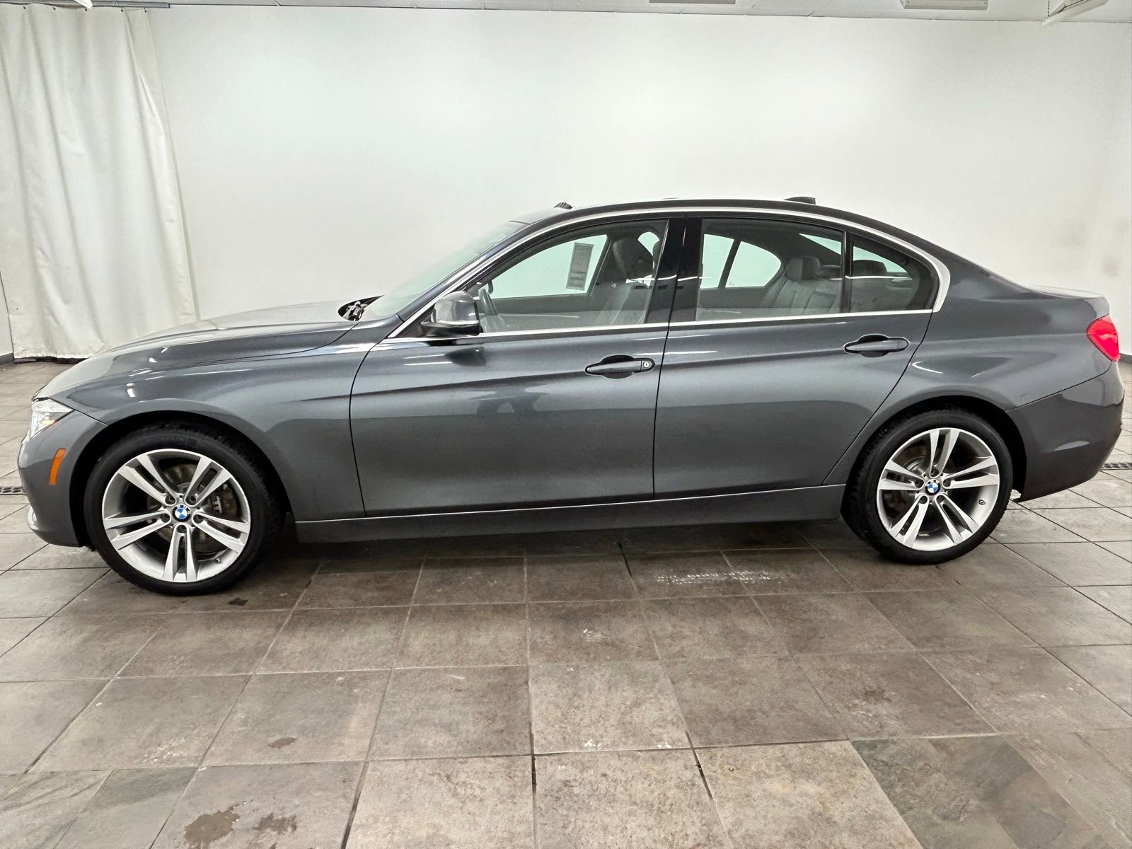 Used 2017 BMW 330i xDrive Sedan image 2