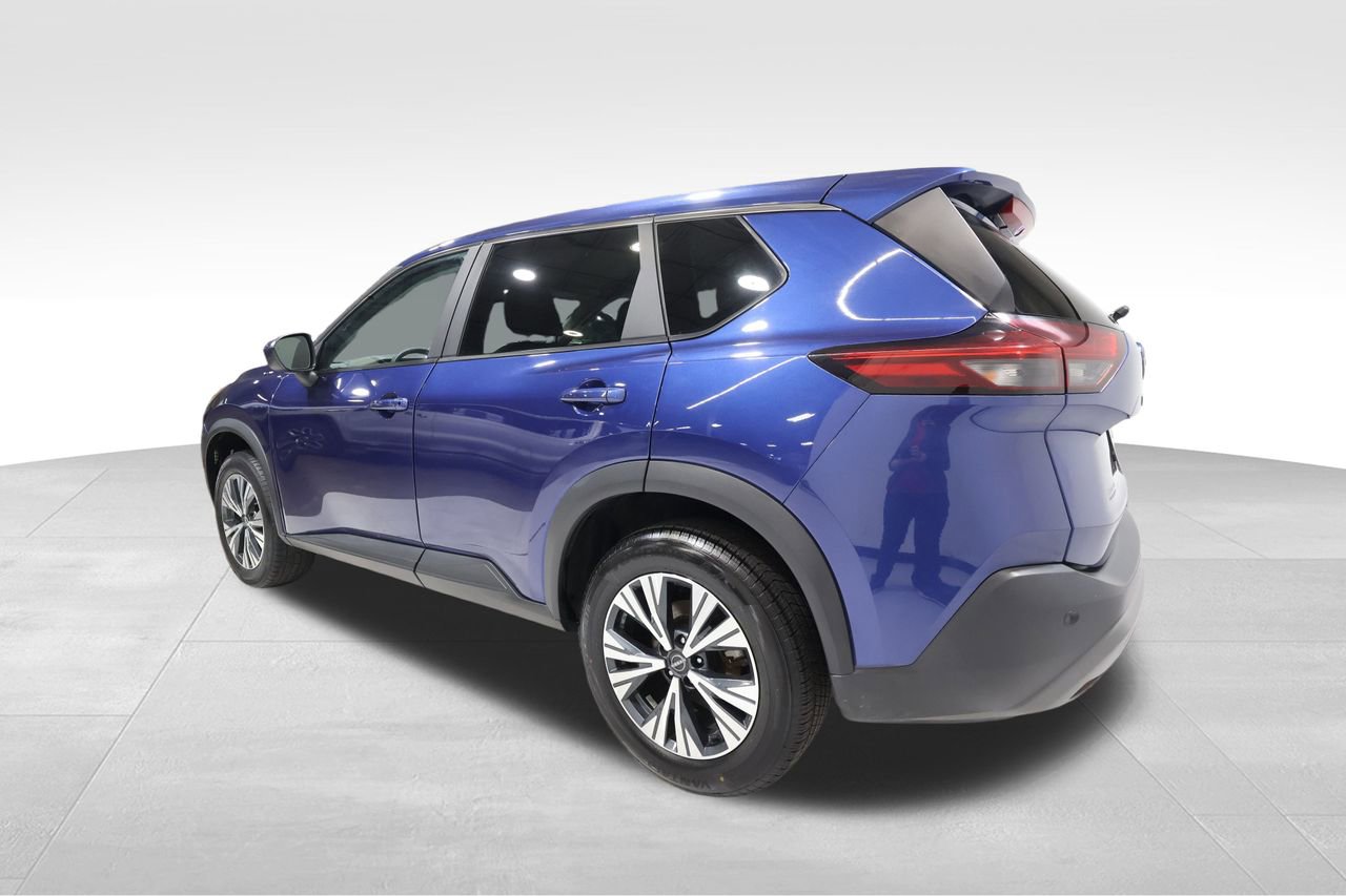 Used 2023 Nissan Rogue SV image 2
