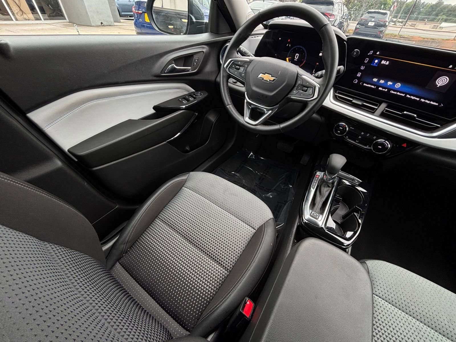Used 2025 Chevrolet Trax LT w/ LT Convenience Package FWD image 37