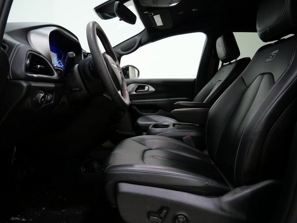 Used 2024 Chrysler Pacifica Select image 12