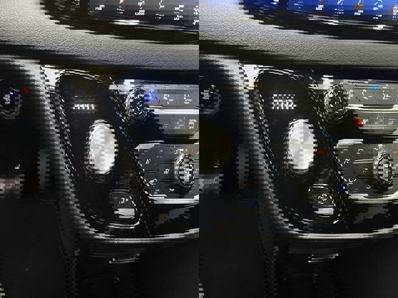 Used 2025 Chrysler Pacifica Select image 25