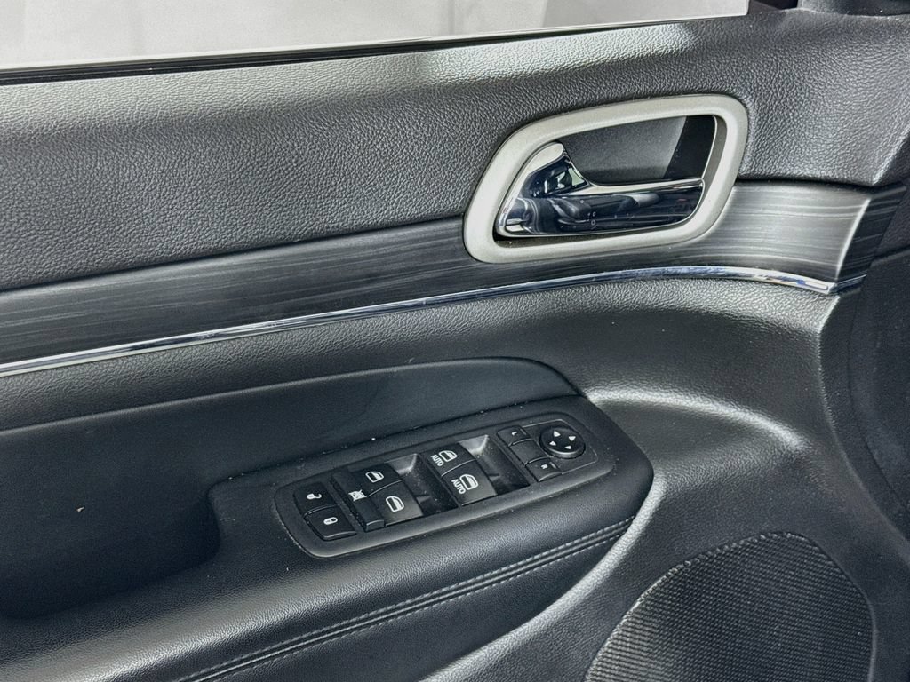 Used 2020 Jeep Grand Cherokee Limited w/ Premium Lighting Group AWD/4WD image 18