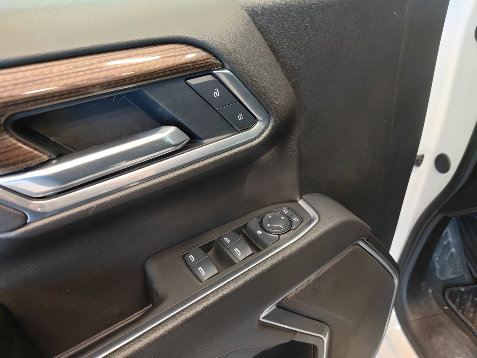 Used 2025 Chevrolet Silverado 1500 LT image 9