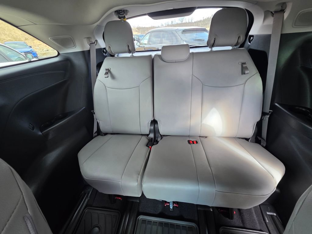 Used 2025 Toyota Sienna XLE w/ XLE Plus Package image 10