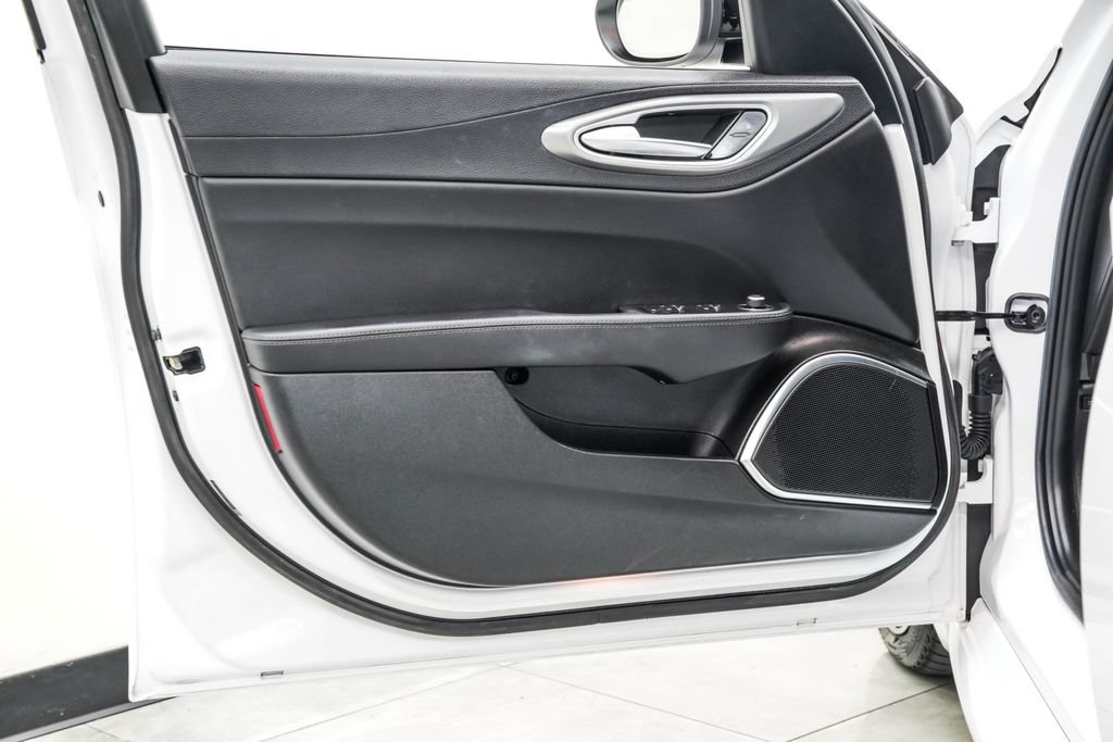 Used 2023 Alfa Romeo Giulia Veloce RWD image 39