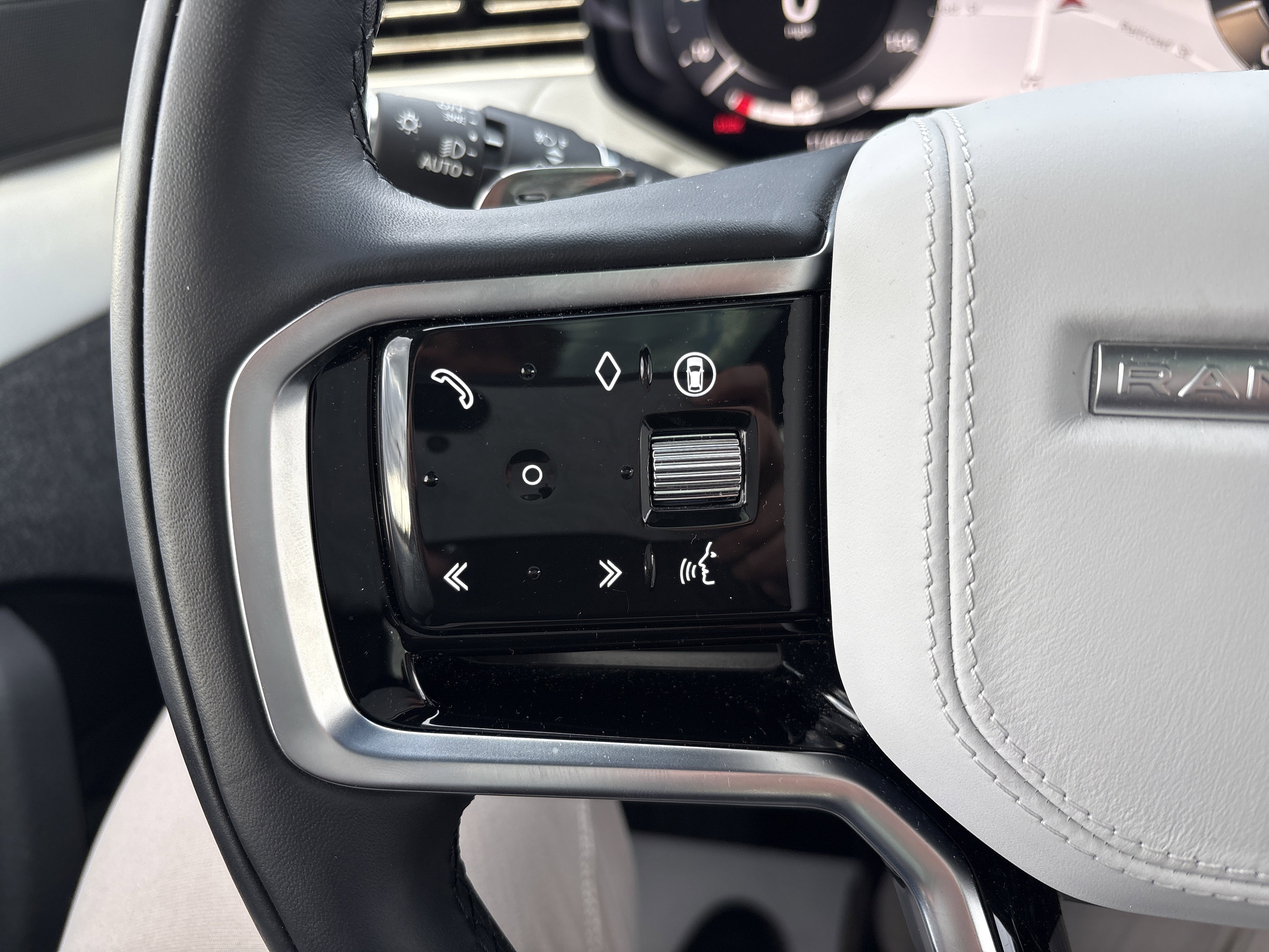 Used 2024 Land Rover Range Rover Sport SE image 18