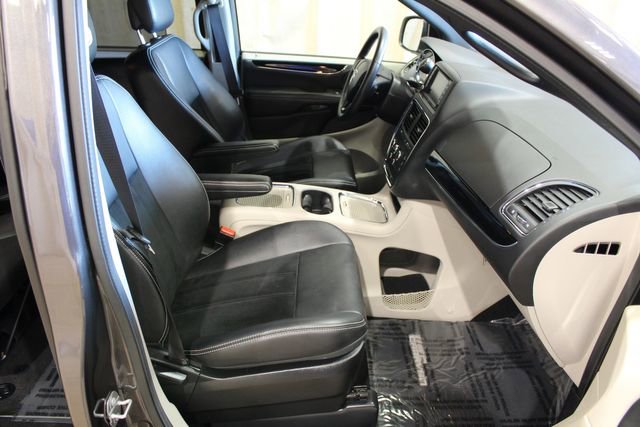 Used 2017 Dodge Grand Caravan SXT image 17