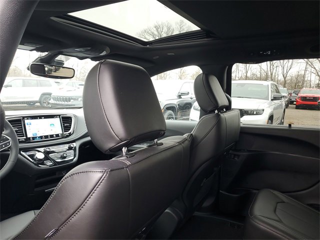 New 2026 Chrysler Pacifica Select image 11
