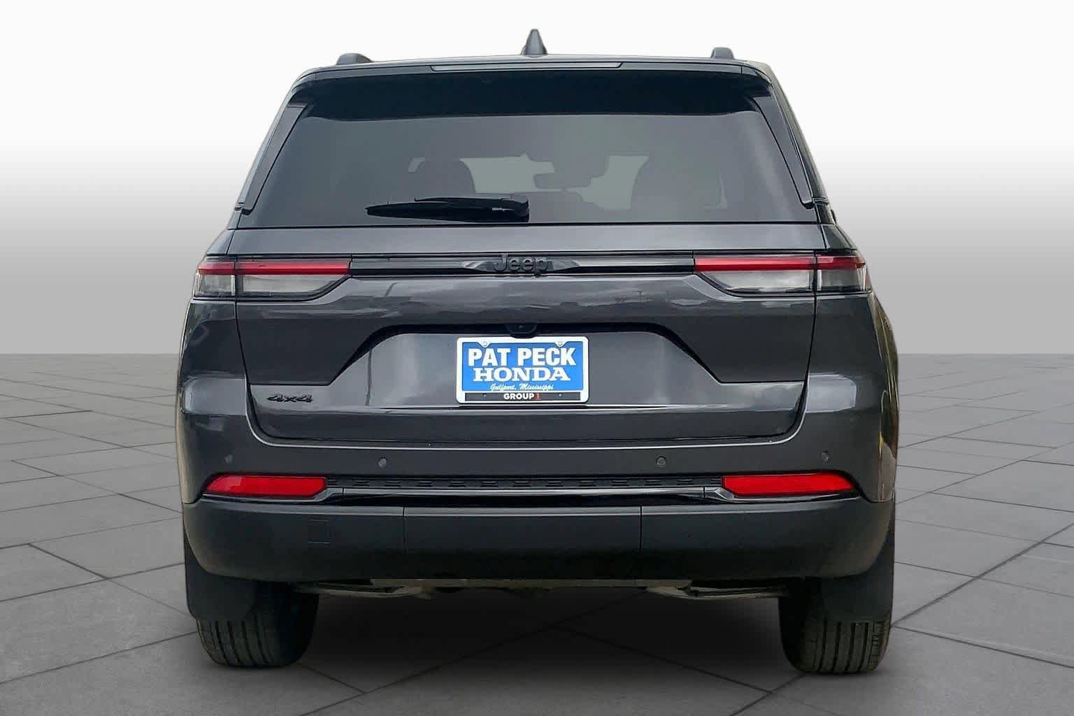 Used 2025 Jeep Grand Cherokee Altitude AWD/4WD image 8