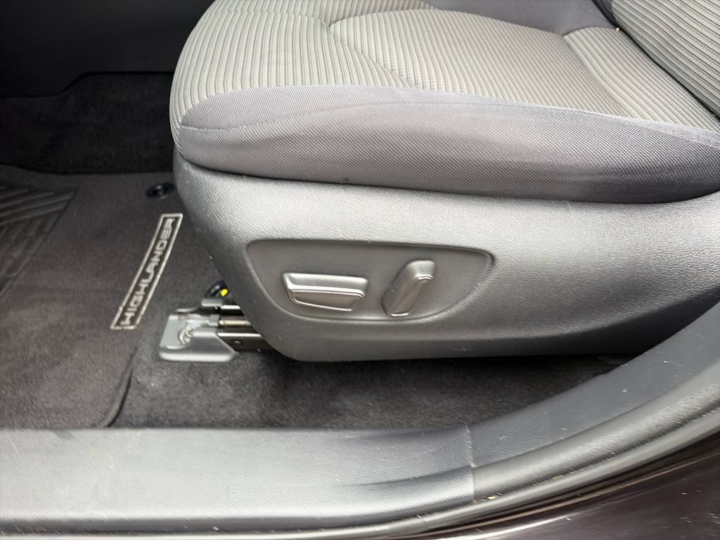Used 2021 Toyota Highlander L FWD image 12