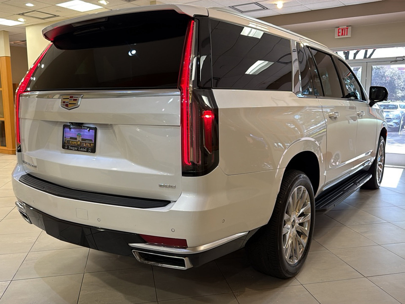 Used 2023 Cadillac Escalade ESV Premium Luxury RWD image 6