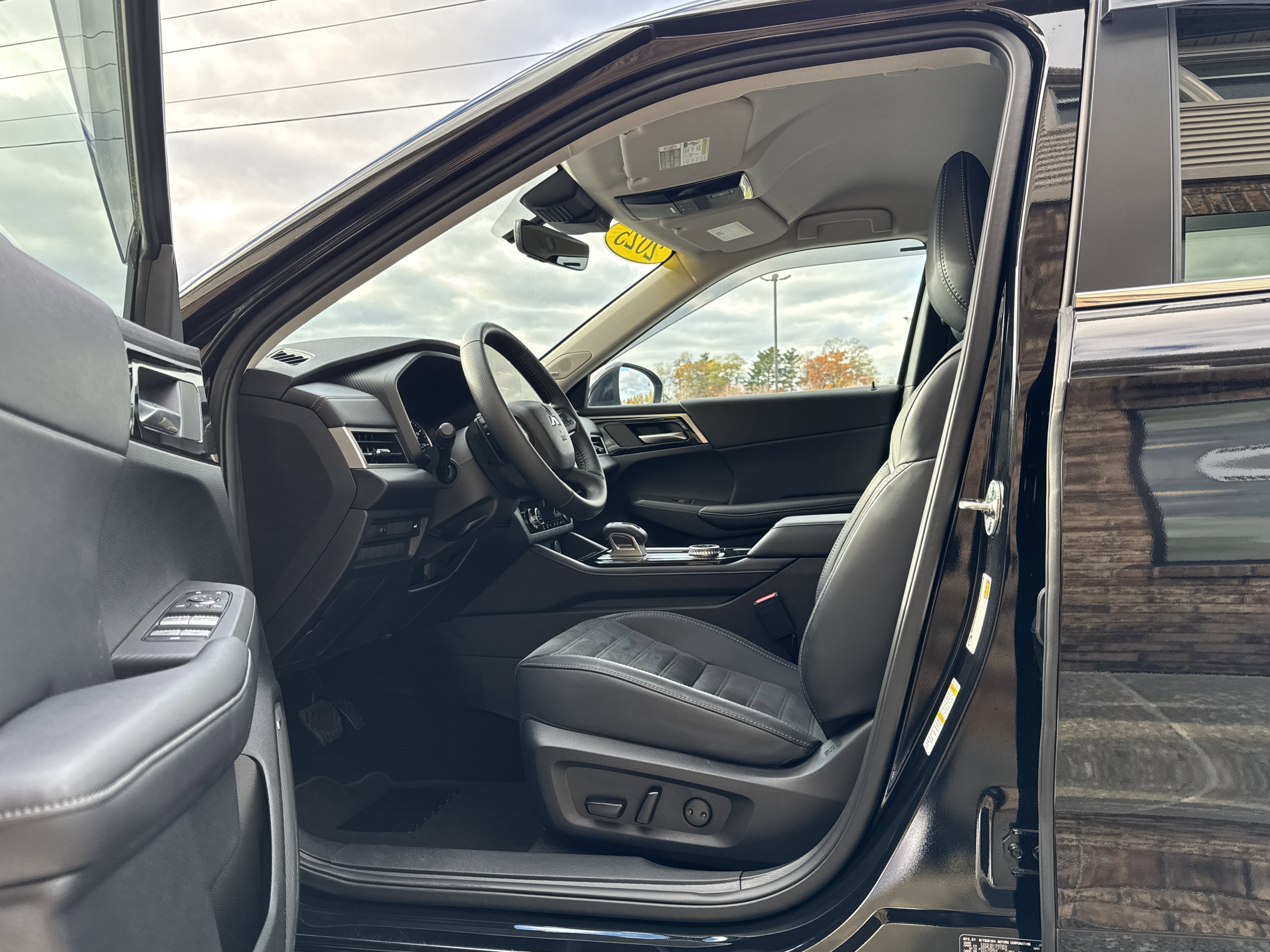 Used 2025 Mitsubishi Outlander SE AWD/4WD image 9