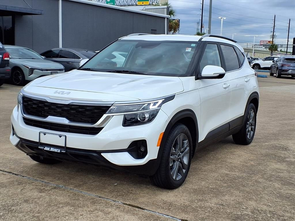 Used 2023 Kia Seltos S w/ Navigation Package image 3