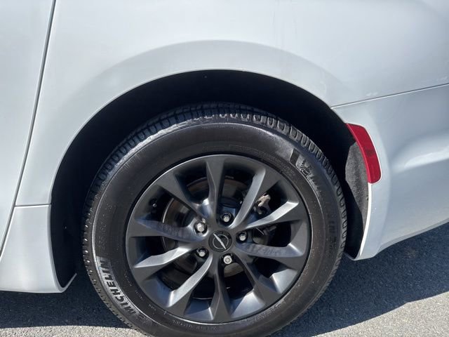 Used 2021 Chrysler Pacifica Touring-L w/ Premium & Safety Sphere Group image 10