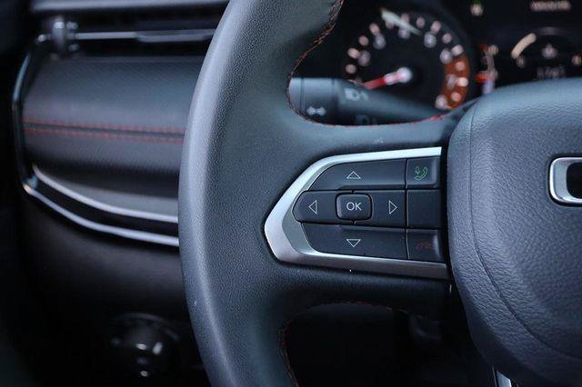 Used 2025 Jeep Compass Trailhawk AWD/4WD image 11