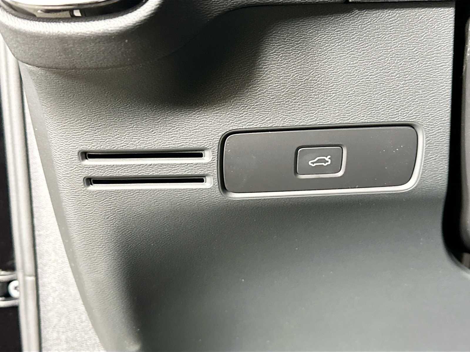 Used 2025 Volvo XC40 B5 Plus w/ Protection Package Premier image 8