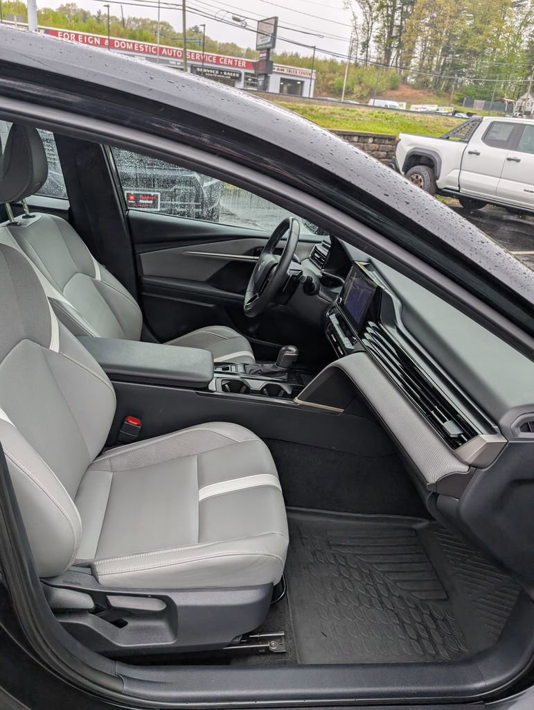 Used 2025 Toyota Camry SE w/ Convenience Package FWD image 19