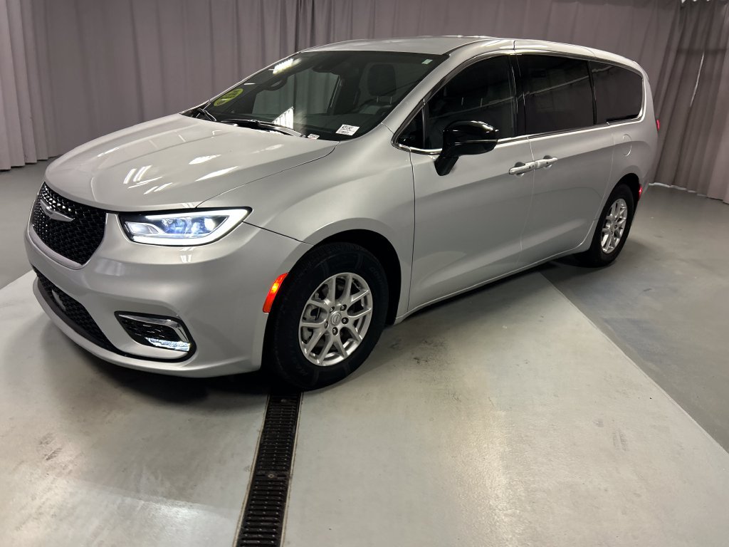 Used 2026 Chrysler Pacifica Select FWD image 3