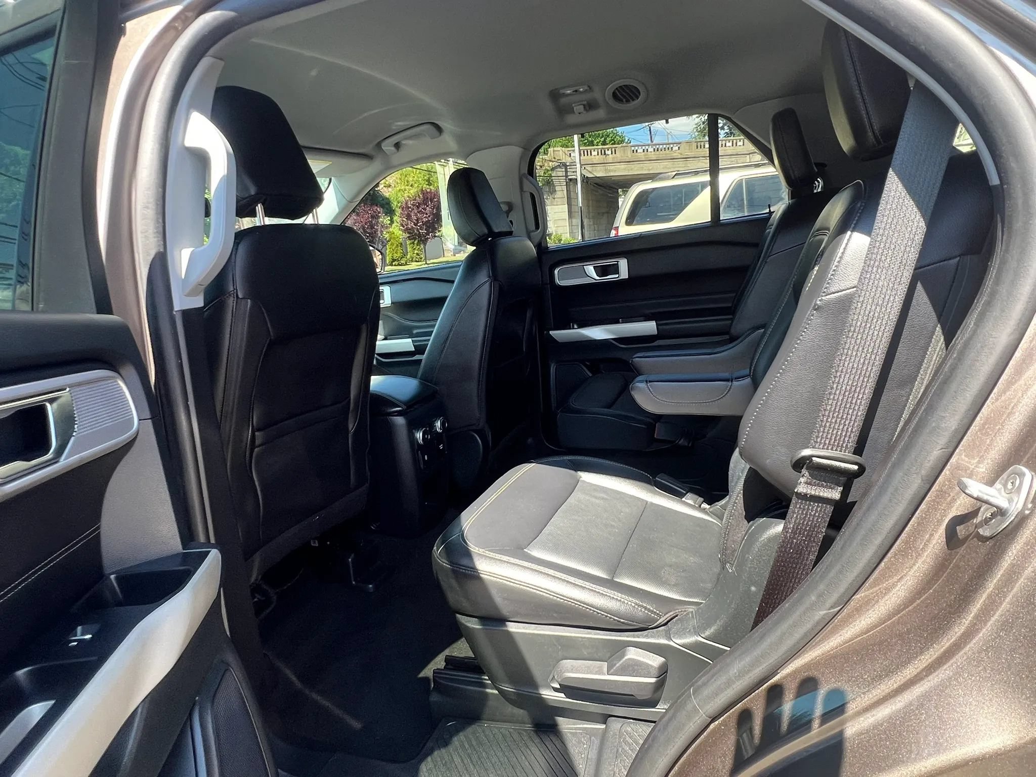 Used 2021 Ford Explorer Limited w/ Equipment Group 301A AWD/4WD image 31