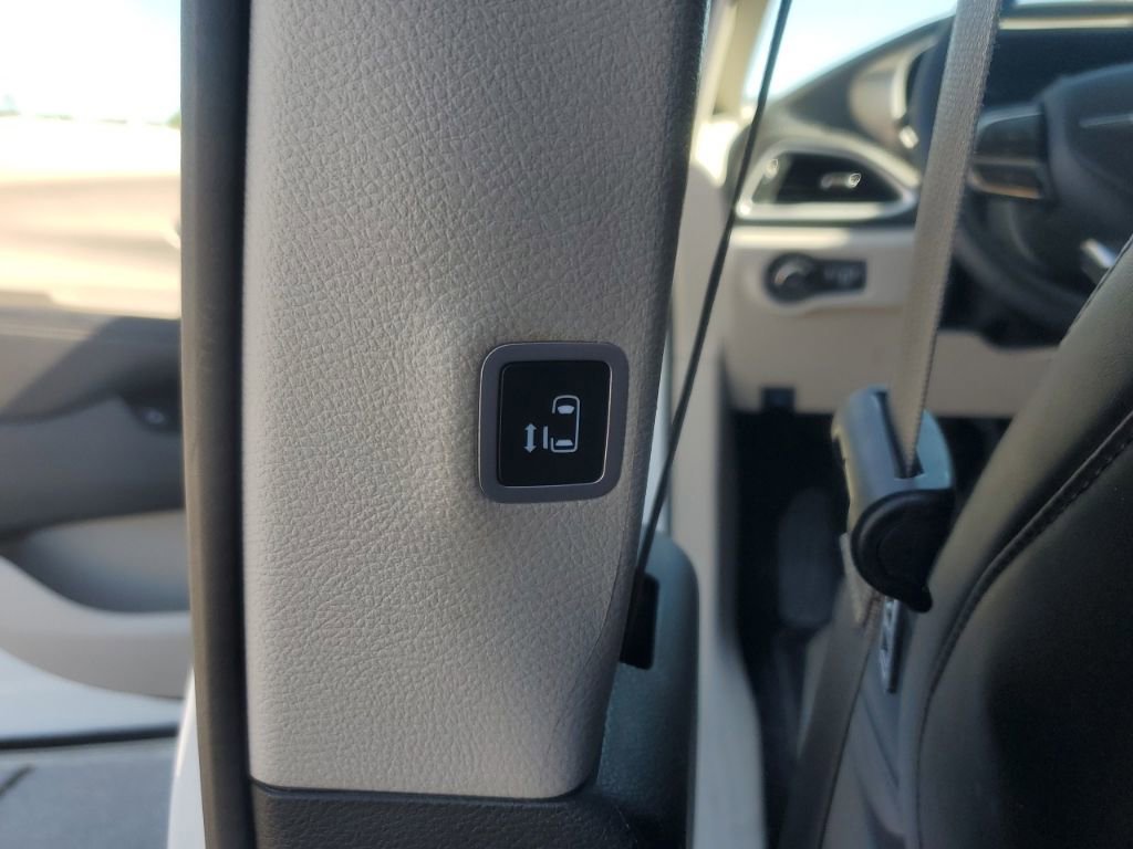Used 2024 Chrysler Pacifica Limited FWD image 16