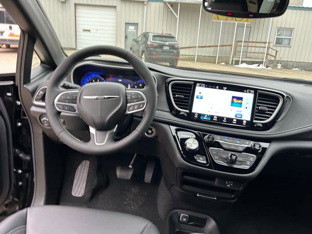 New 2026 Chrysler Pacifica Select AWD/4WD image 11