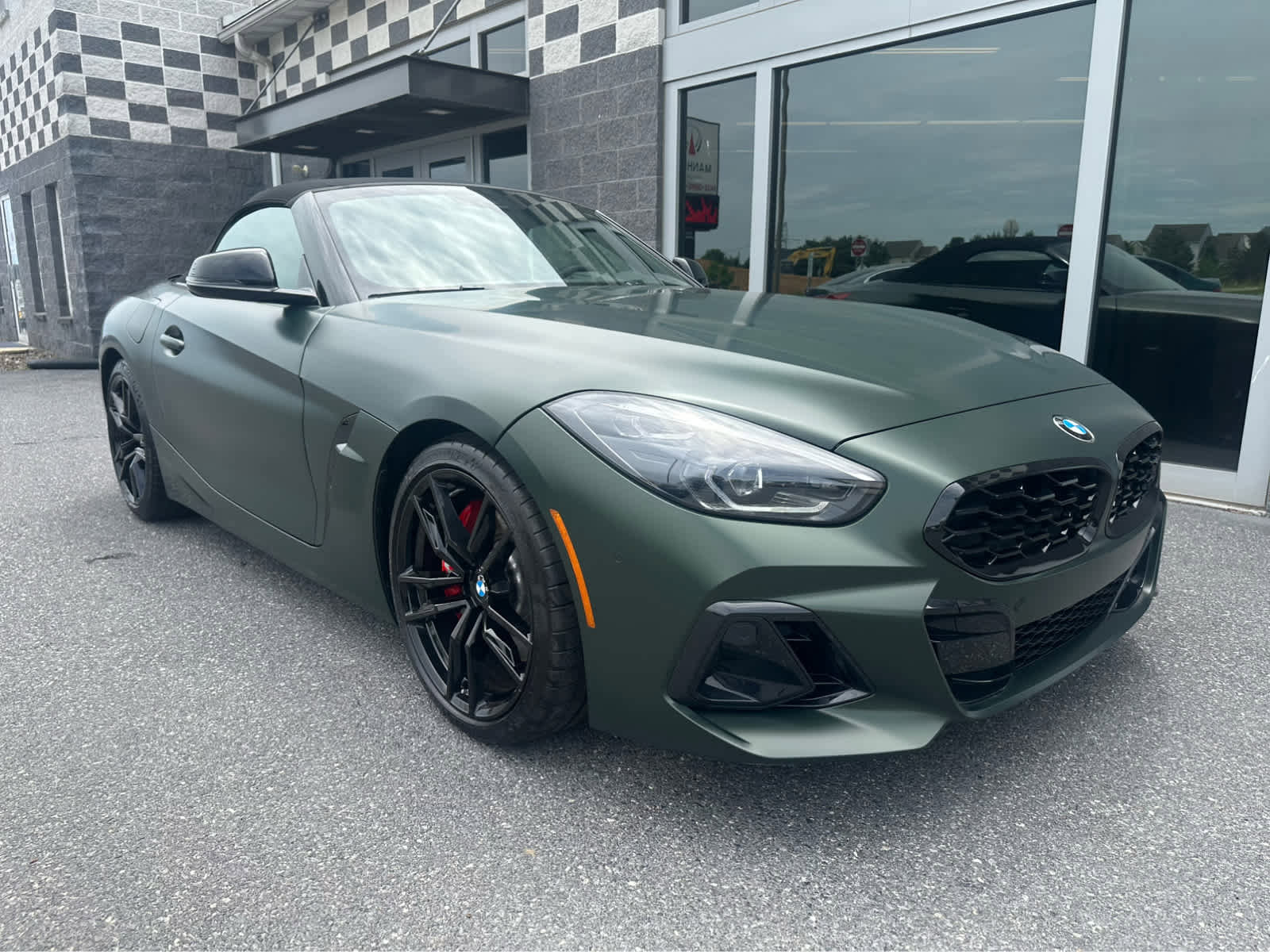 Used 2025 BMW Z4 M40i w/ Edition RWD image 1