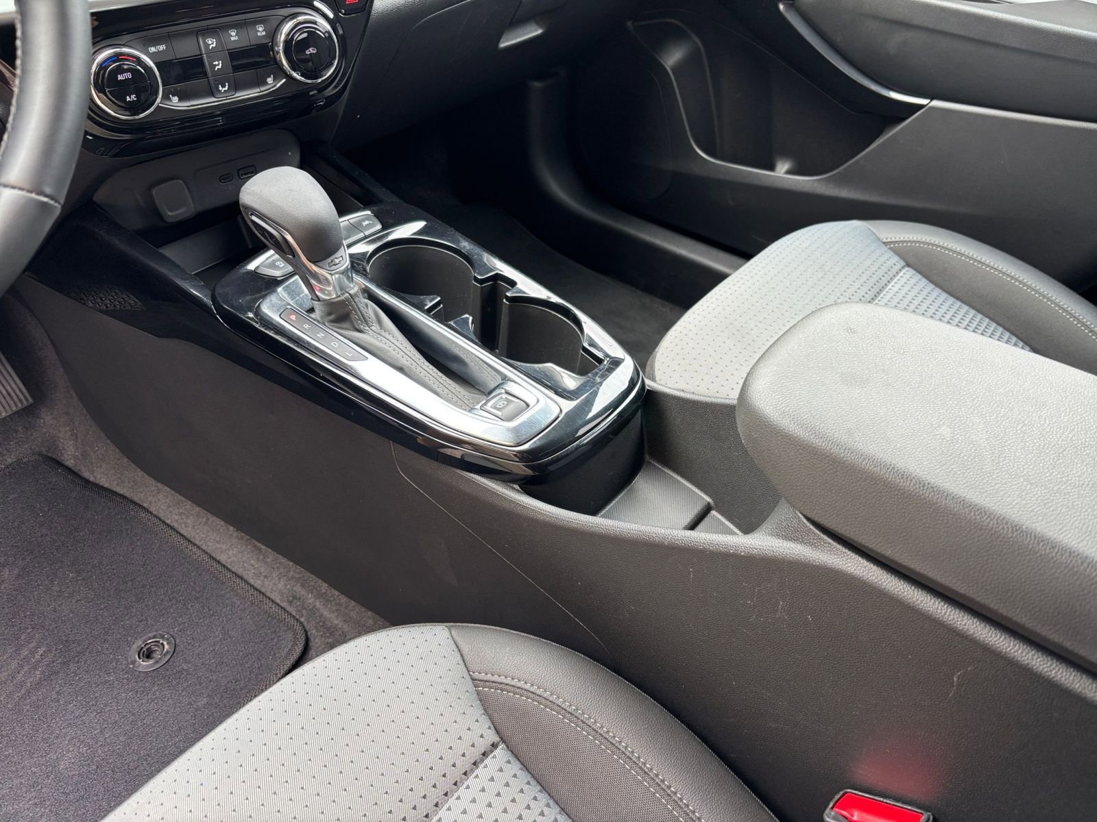 Used 2025 Chevrolet Trax LT w/ LT Convenience Package FWD image 40