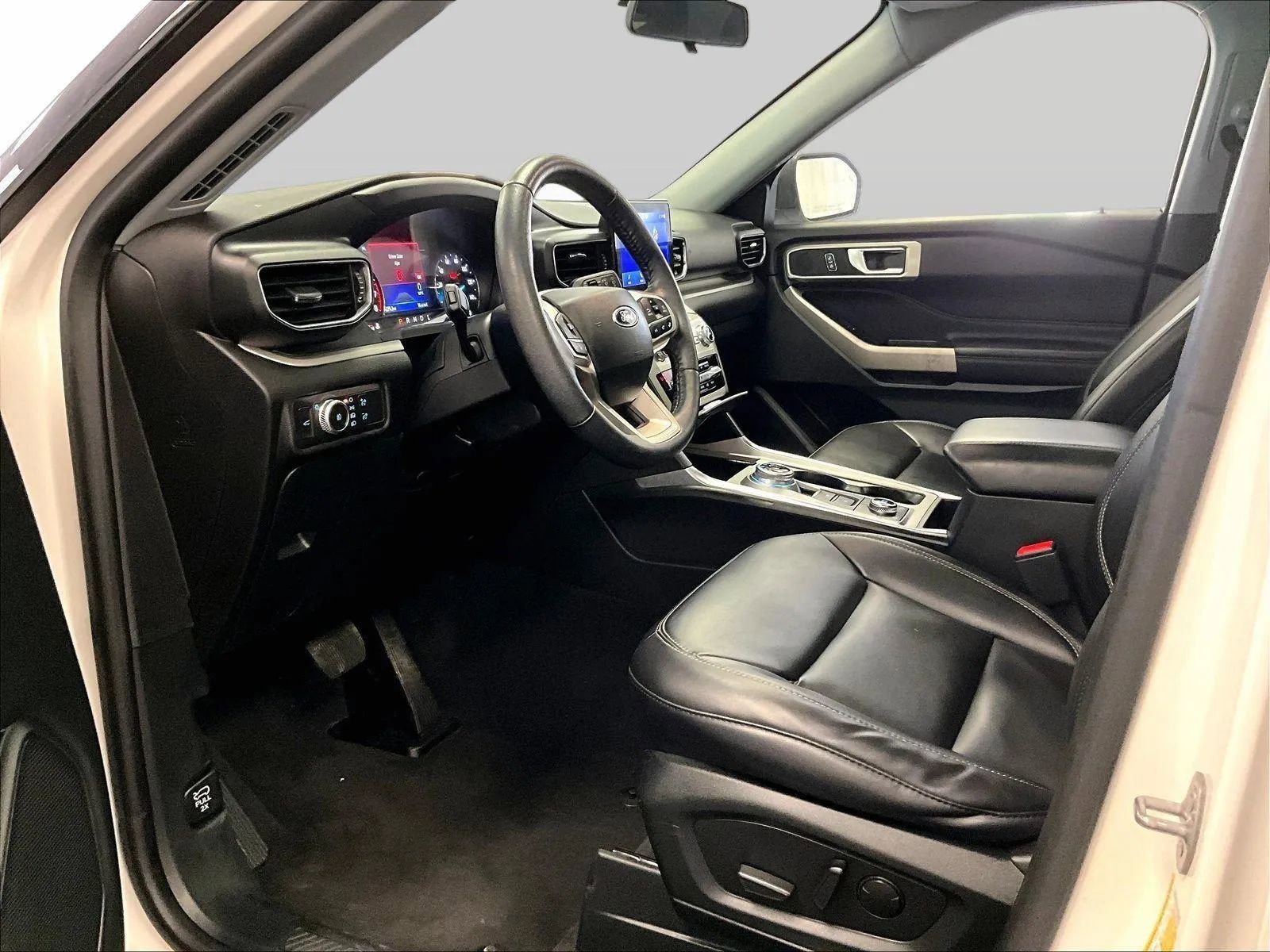 Used 2022 Ford Explorer XLT w/ Equipment Group 202A image 12