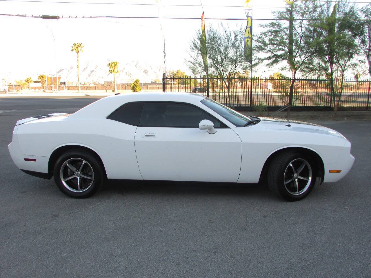 Used 2010 Dodge Challenger SE RWD image 4