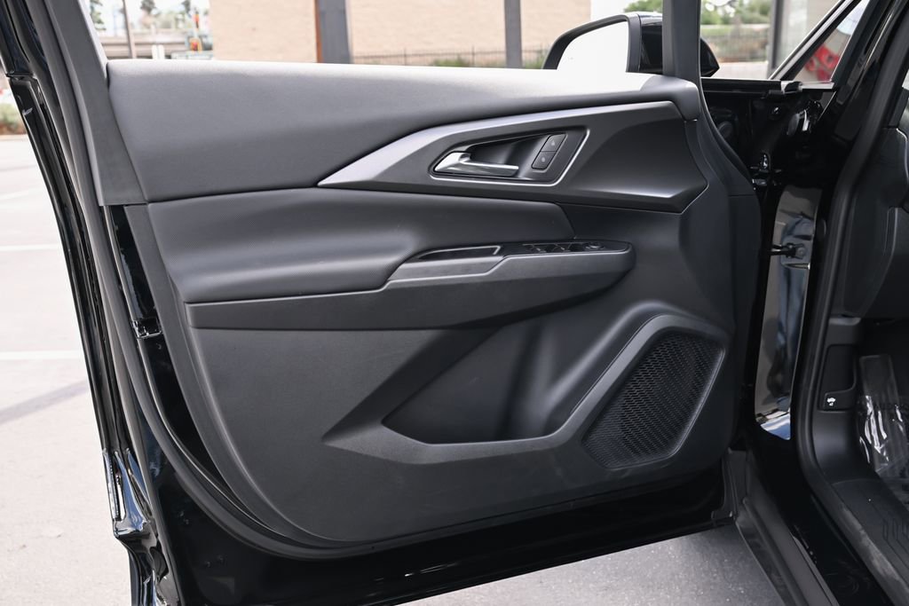 Used 2026 Chevrolet Equinox EV LT w/ LPO, Blackout Package FWD image 17