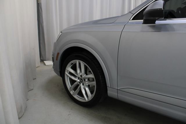 Used 2018 Audi Q7 3.0T Prestige w/ Prestige Package AWD/4WD image 32