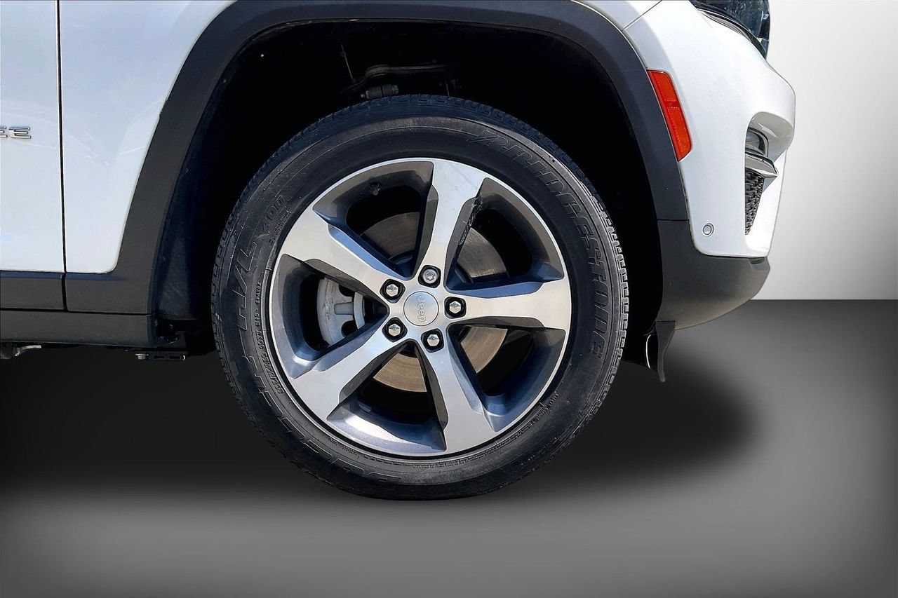 Used 2023 Jeep Grand Cherokee 4WD 4xe w/ Luxury Tech Group II image 32