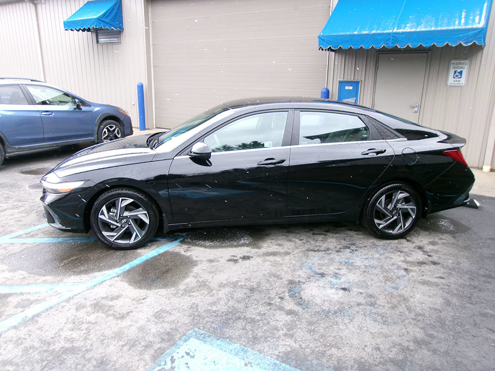 Used 2024 Hyundai Elantra SEL w/ Convenience Package FWD image 3