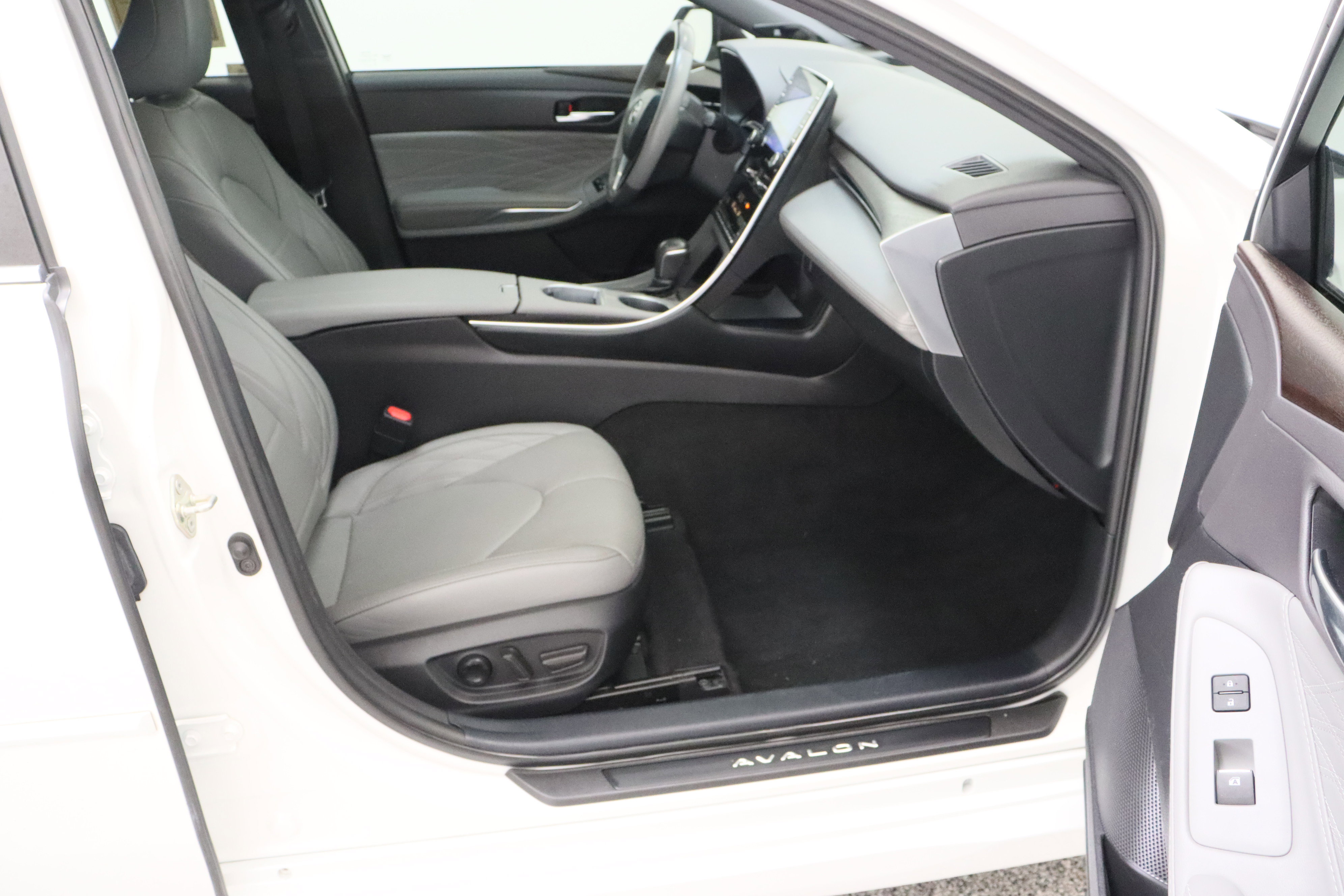 Used 2020 Toyota Avalon Limited w/ Advanced Safety Package FWD image 40