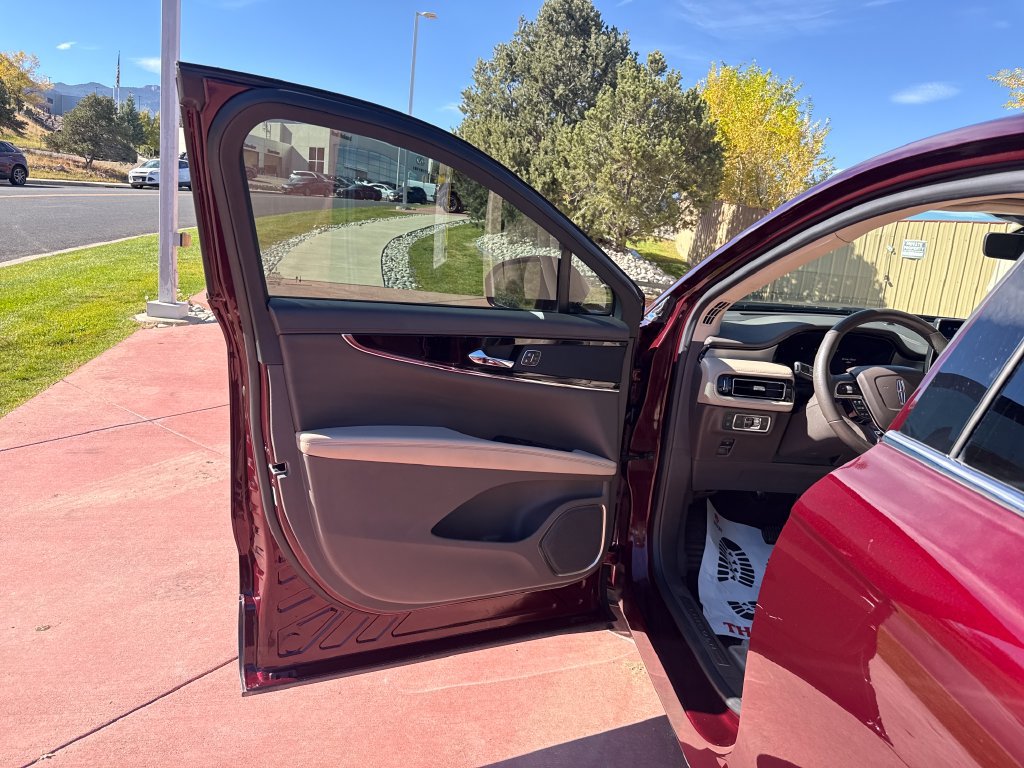 Used 2022 Lincoln Nautilus AWD w/ Premium Package image 11