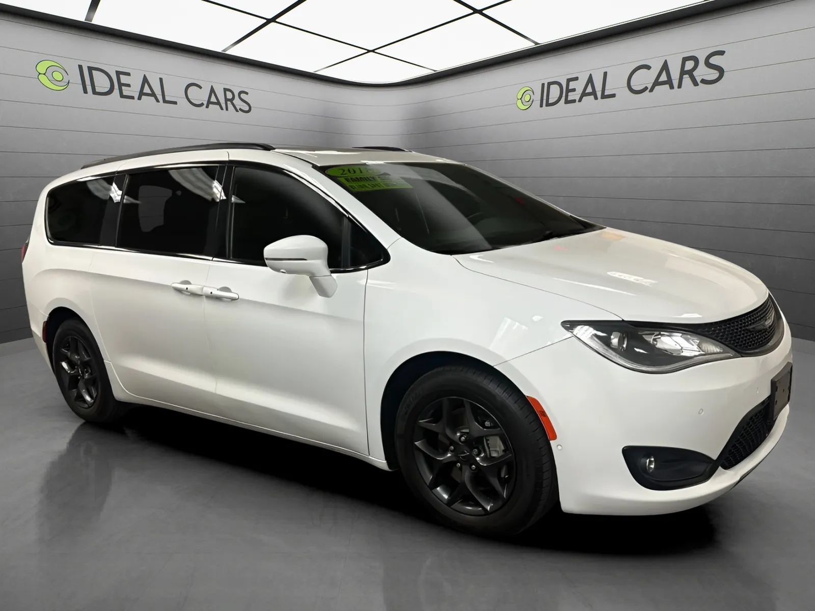 Used 2018 Chrysler Pacifica Limited w/ Advanced Safetytec Group FWD image 3