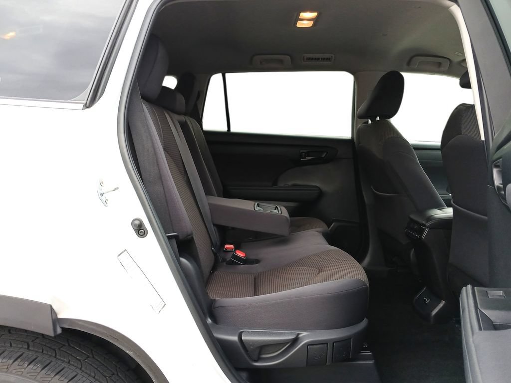 Used 2024 Toyota Highlander LE FWD image 28