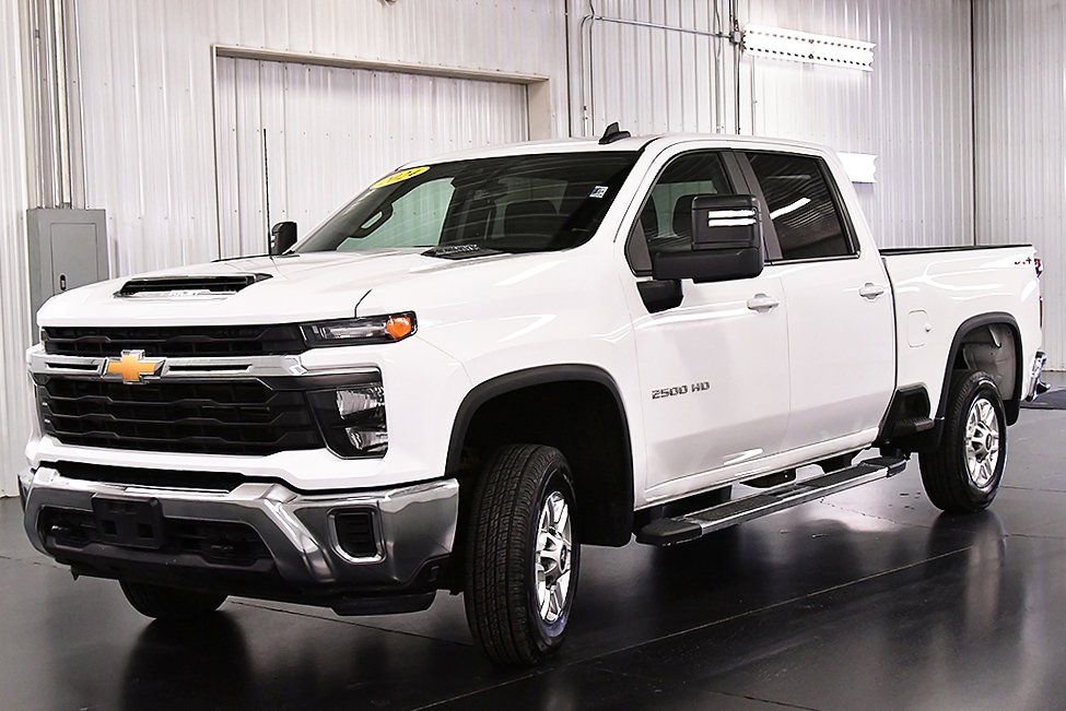 Used 2024 Chevrolet Silverado 2500 LT image 3