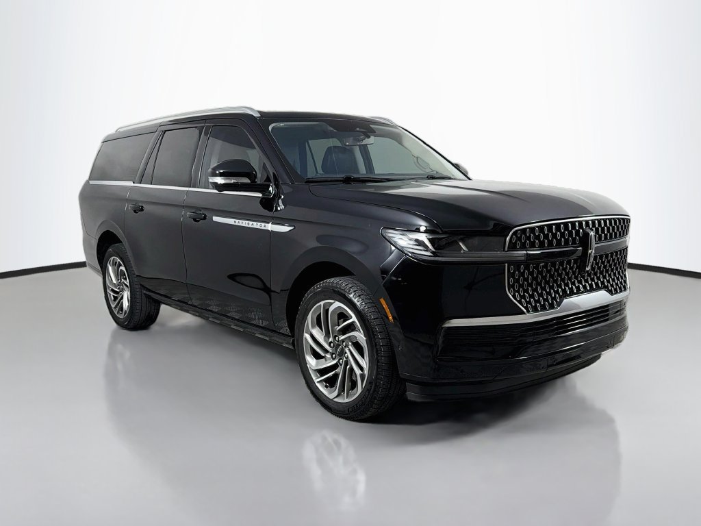 Used 2025 Lincoln Navigator L Reserve AWD/4WD image 3