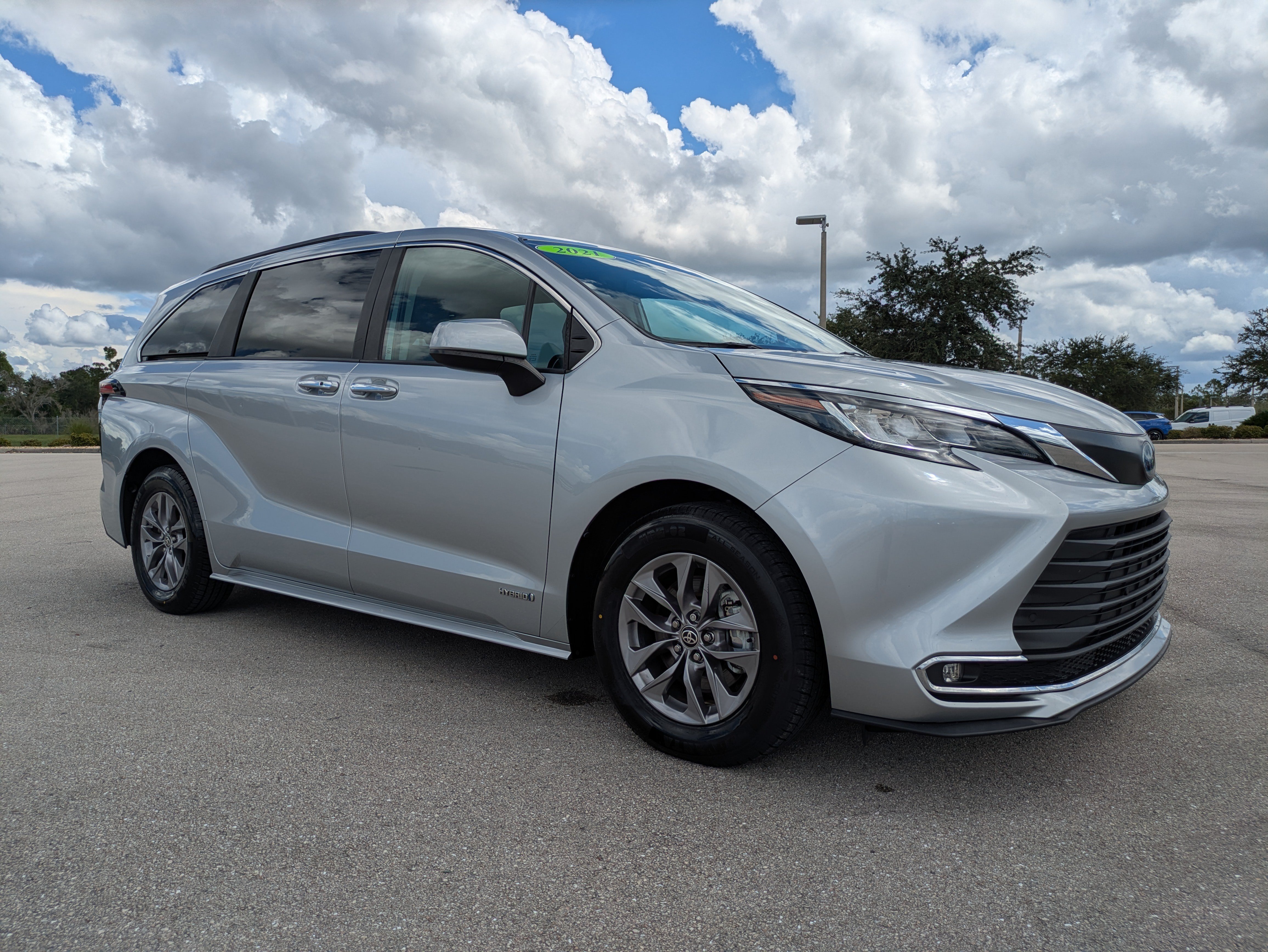 Used 2021 Toyota Sienna XLE w/ XLE Plus Package FWD image 2