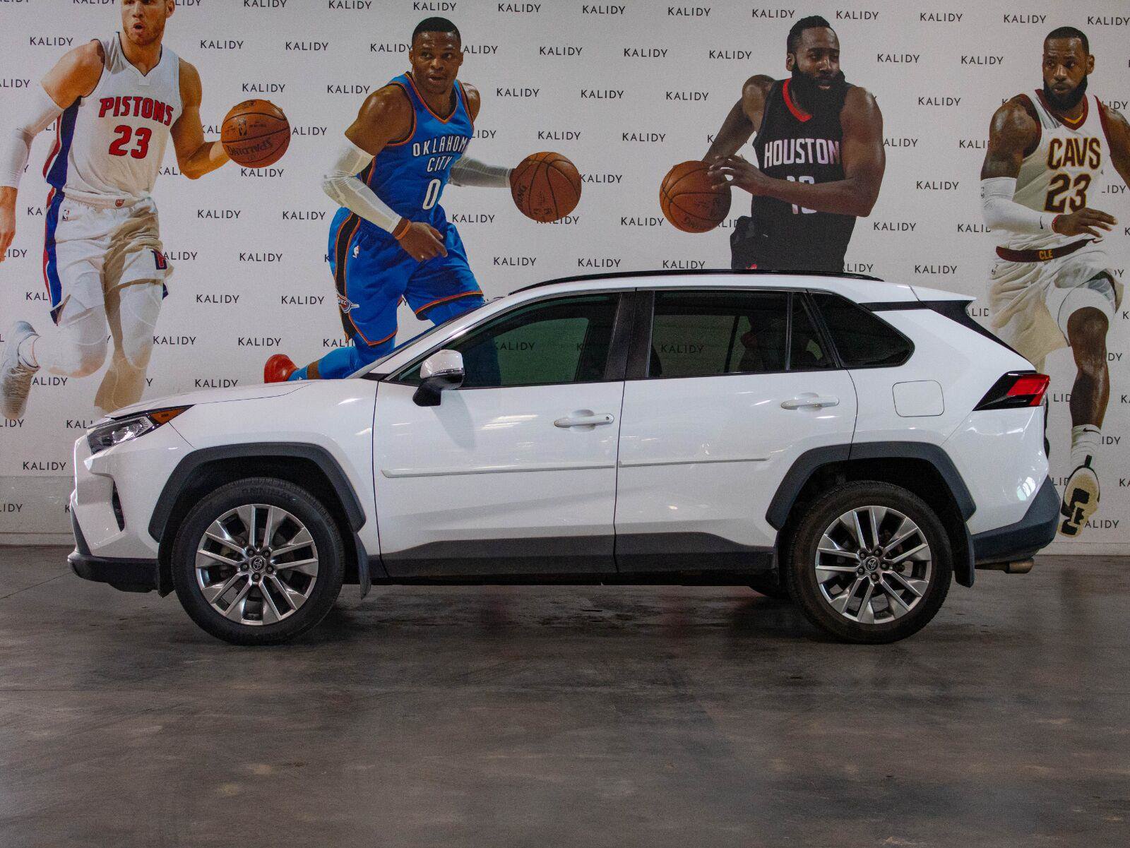 Used 2019 Toyota RAV4 XLE Premium FWD image 17