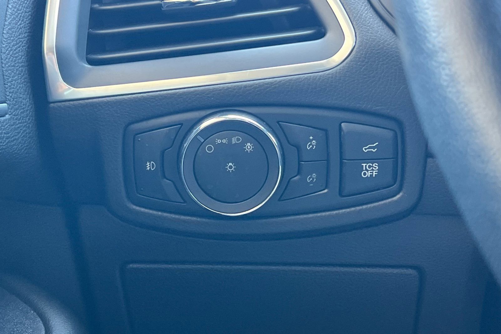Used 2024 Ford Edge Titanium image 35