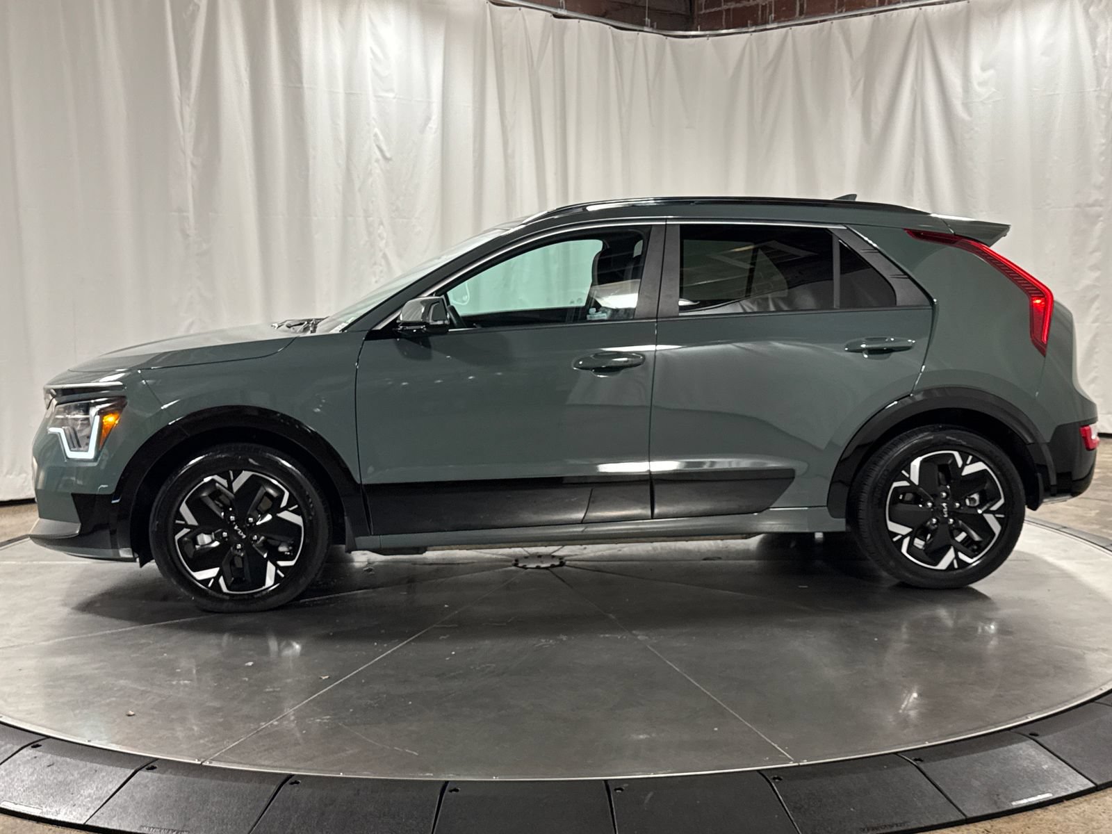 Certified 2023 Kia Niro Wind w/ Wind Preserve Package FWD image 8