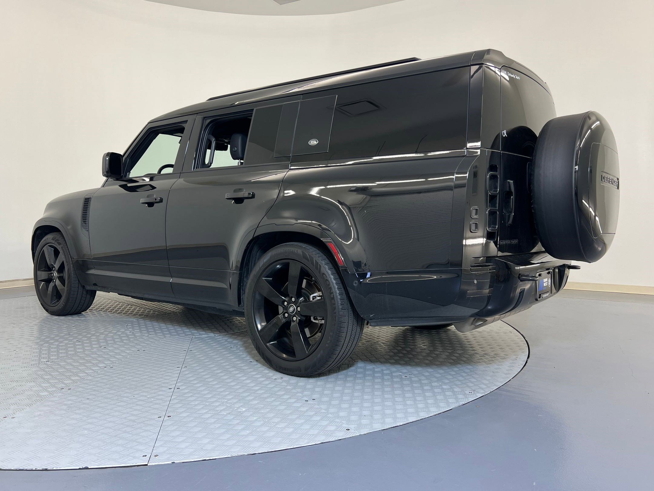 Used 2024 Land Rover Defender 130 X-Dynamic SE image 3