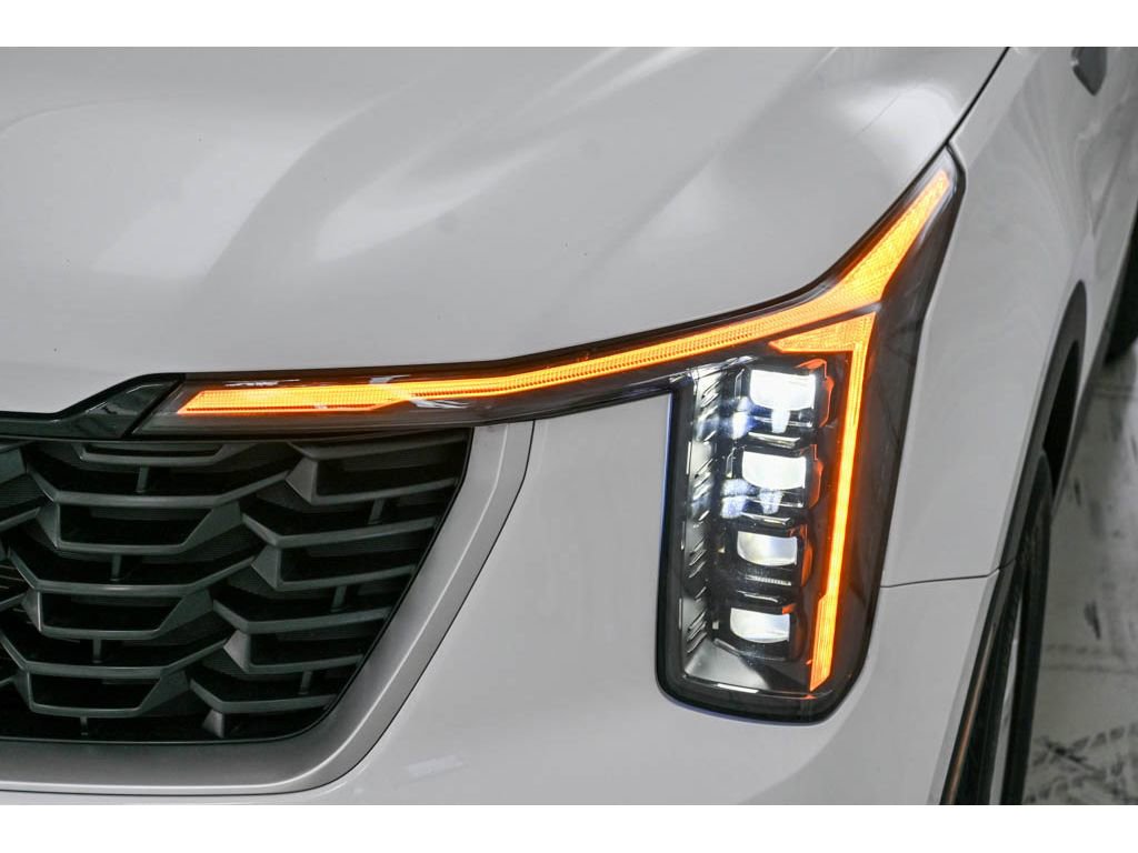 Certified 2025 Kia Sorento LX image 9