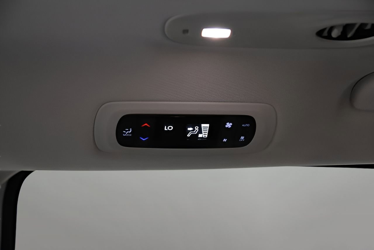 Used 2023 Chrysler Pacifica Touring-L image 31