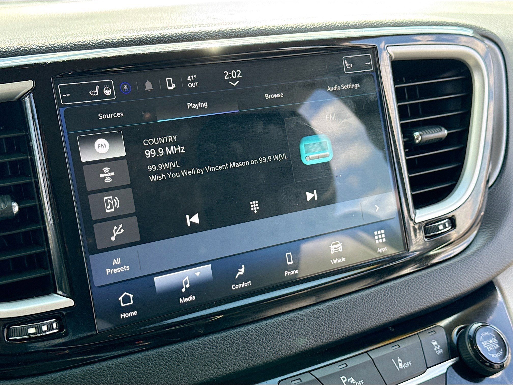 Used 2024 Chrysler Pacifica Touring-L FWD image 11